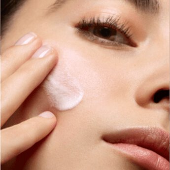 Reduce dark spots with an illuminating serum that instantly brightens and improves skin tone